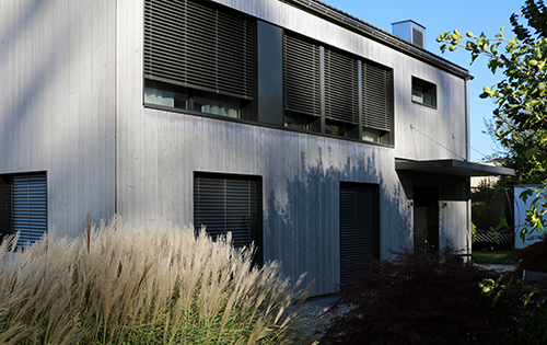 Façade en bois avec une lasure après 6 ans